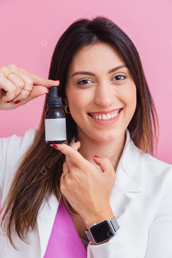 Esteticista médica, com frascos de vitamina, suplementação. em frasco conta-gotas.