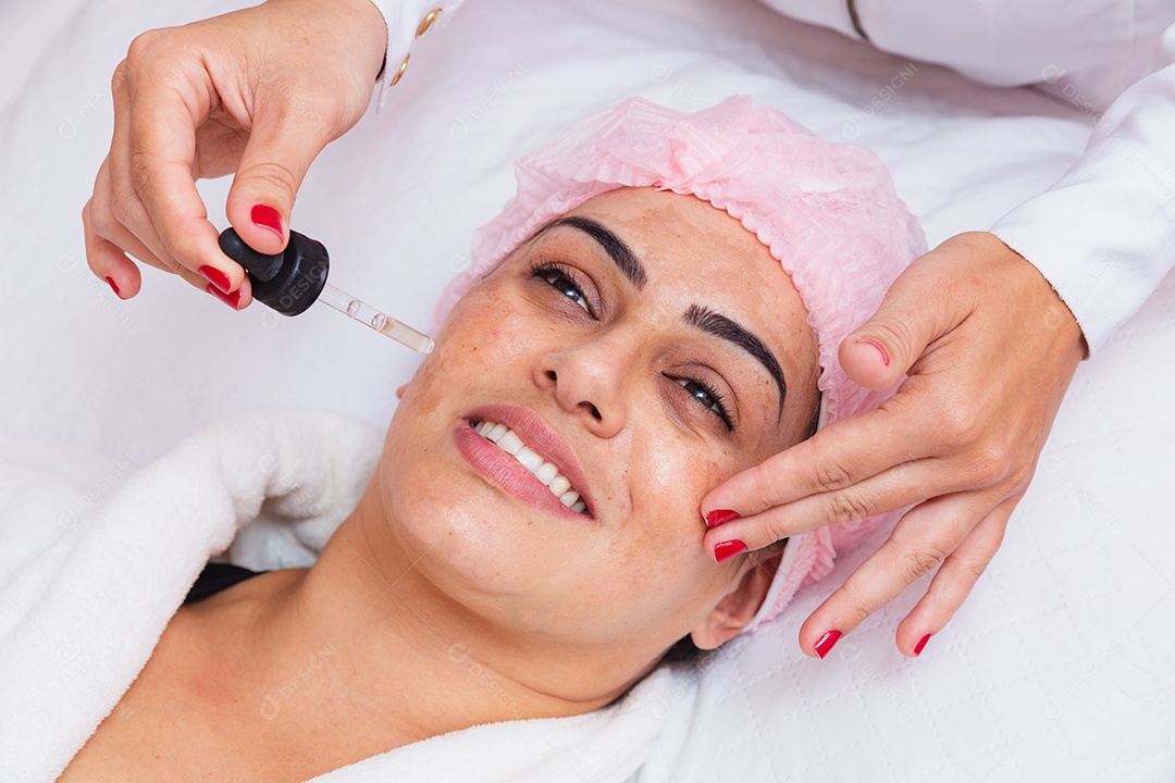 Massagem facial na pele do paciente, usando ferramenta chamada pedra jade, cuidados com a pele