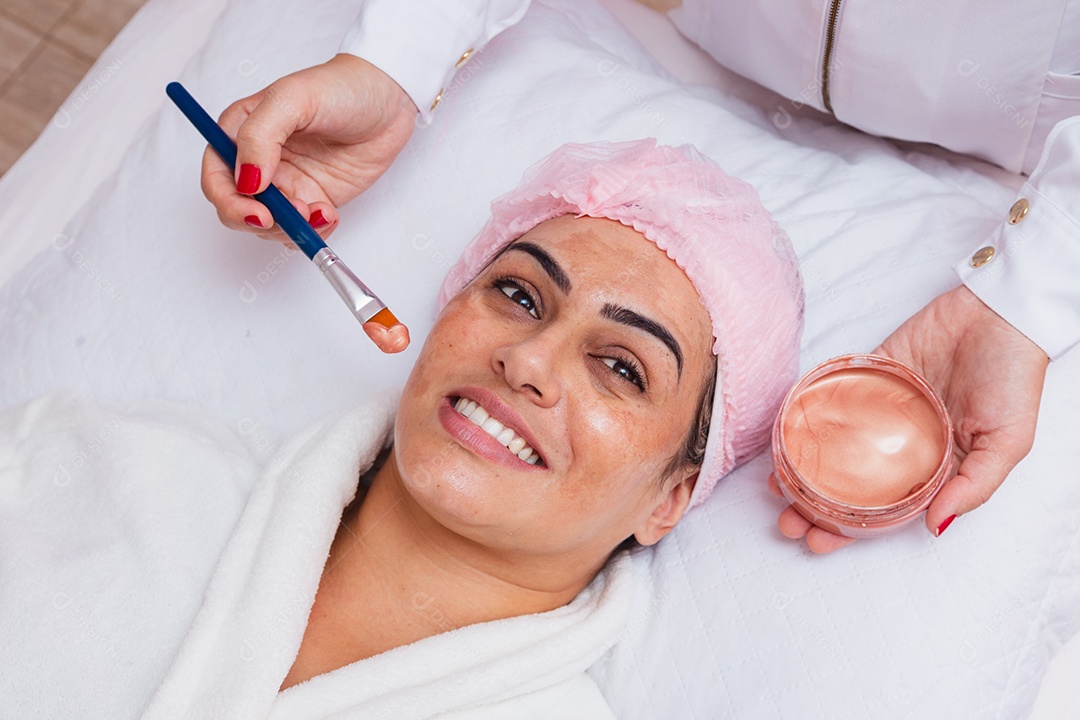 Aplicação de botox no paciente, prevenção de rugas, rejuvenescimento