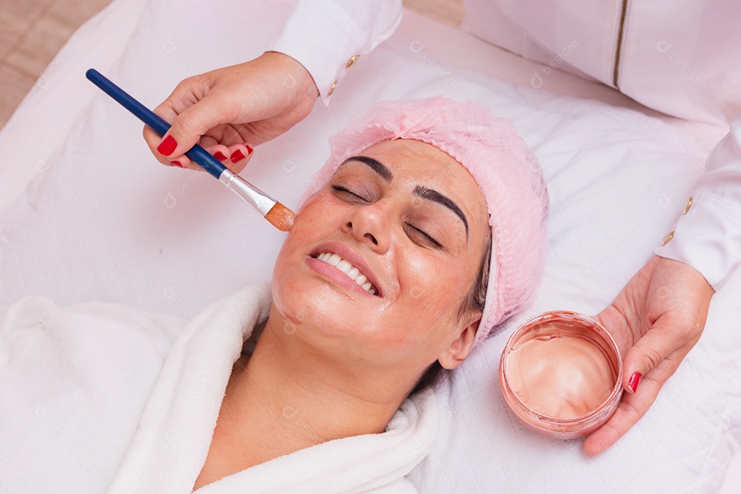 Aplicação de globs de beleza em massagem e relaxamento facial,