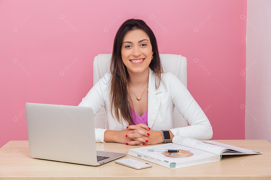 Linda mulher médica esteticista sorridente sobre escritório