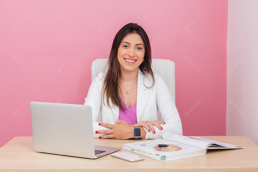 Linda mulher médica esteticista sorridente sobre escritório