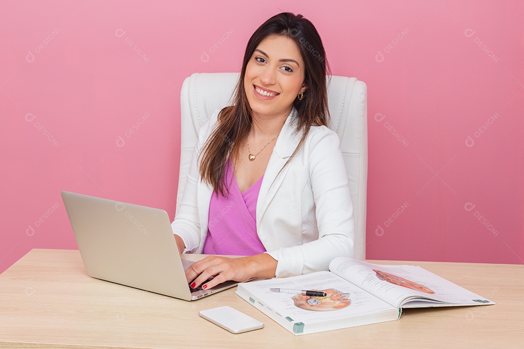 Linda mulher médica esteticista sorridente sobre escritório