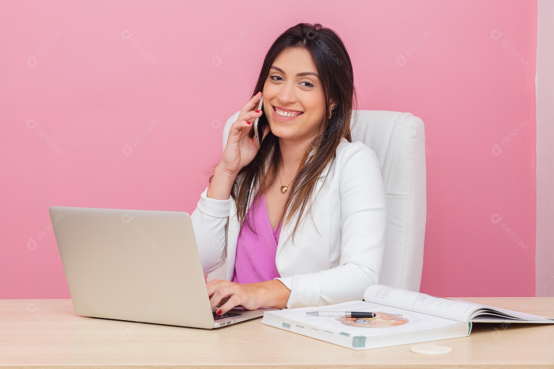 Linda mulher médica esteticista sorridente sobre escritório