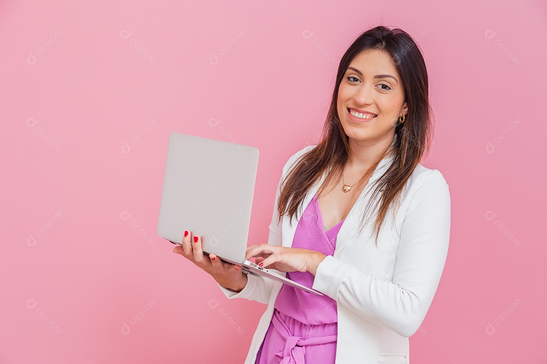 Linda mulher médica esteticista sorridente sobre escritório