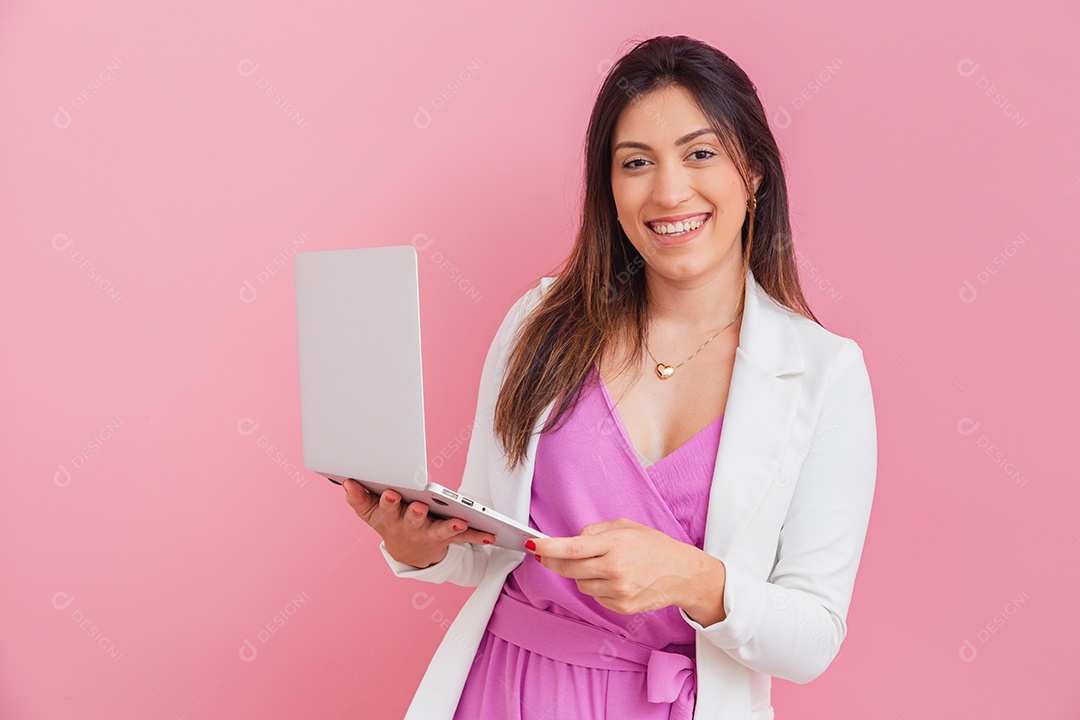 Linda mulher médica esteticista sorridente sobre escritório