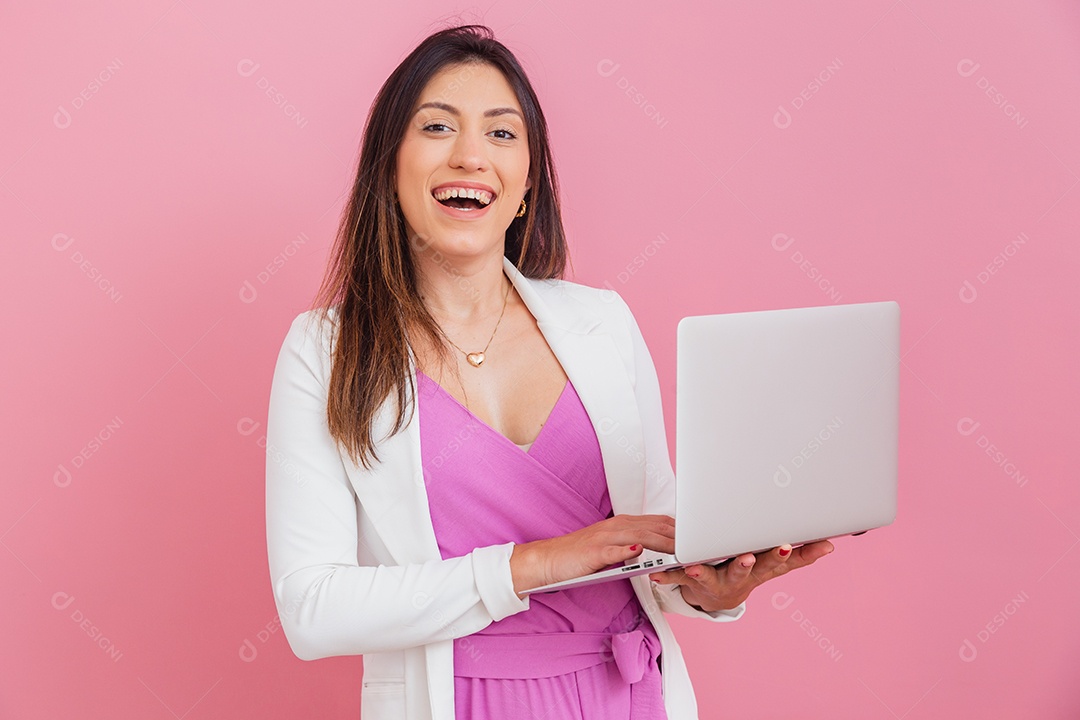 Linda mulher médica esteticista sorridente sobre escritório