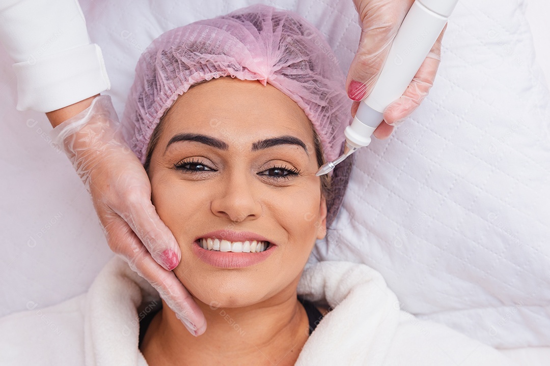 Aplicação de botox no paciente, prevenção de rugas, rejuvenescimento