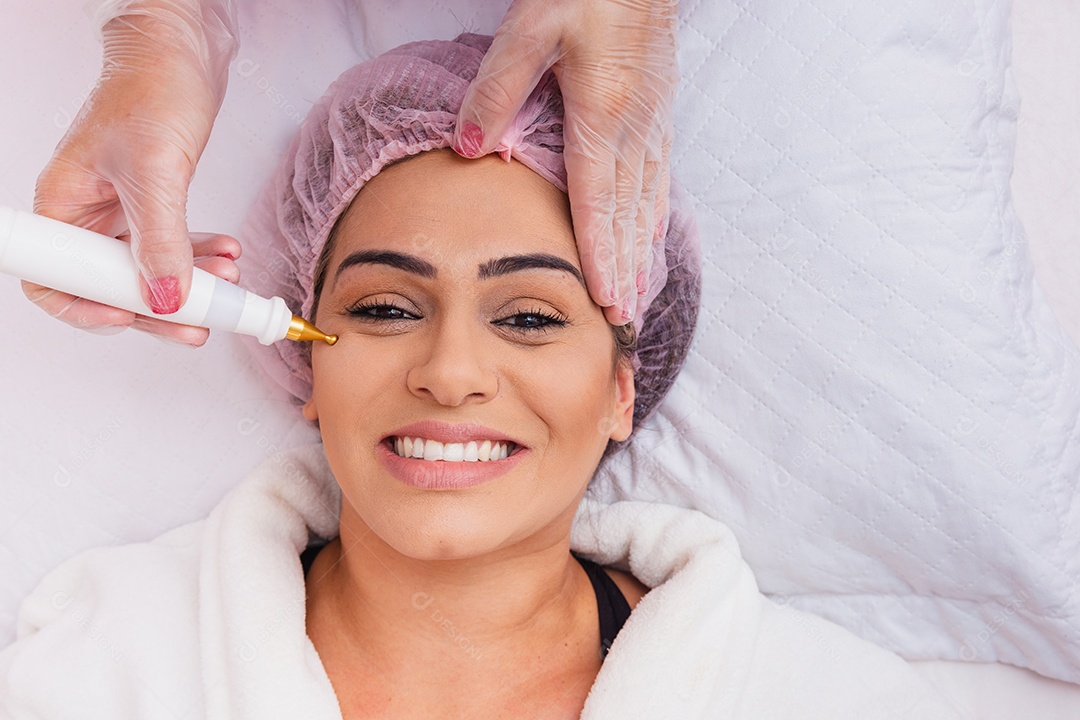 Aplicação de botox no paciente, prevenção de rugas, rejuvenescimento