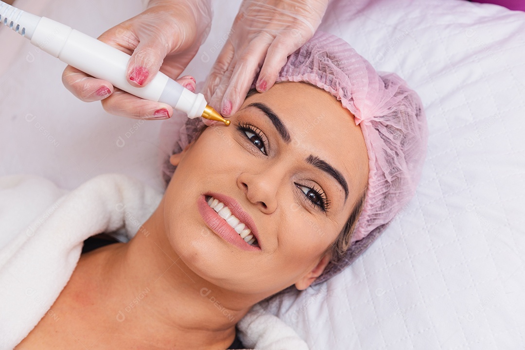Aplicação de botox no paciente, prevenção de rugas, rejuvenescimento