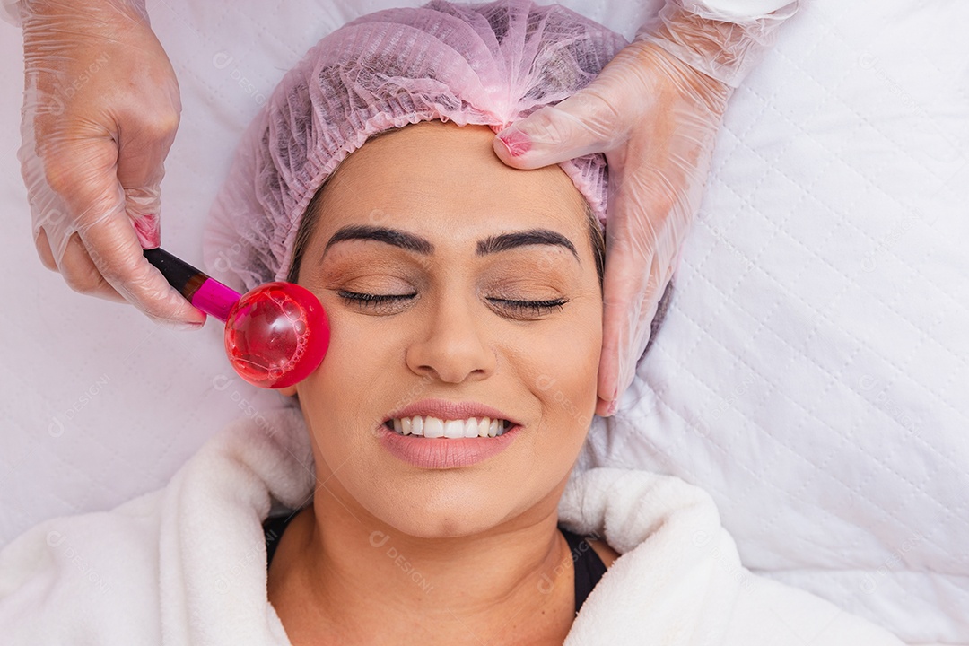 Aplicação de botox no paciente, prevenção de rugas, rejuvenescimento