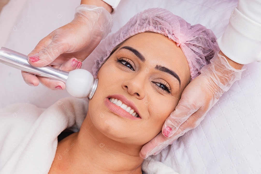 Aplicação de botox no paciente, prevenção de rugas, rejuvenescimento