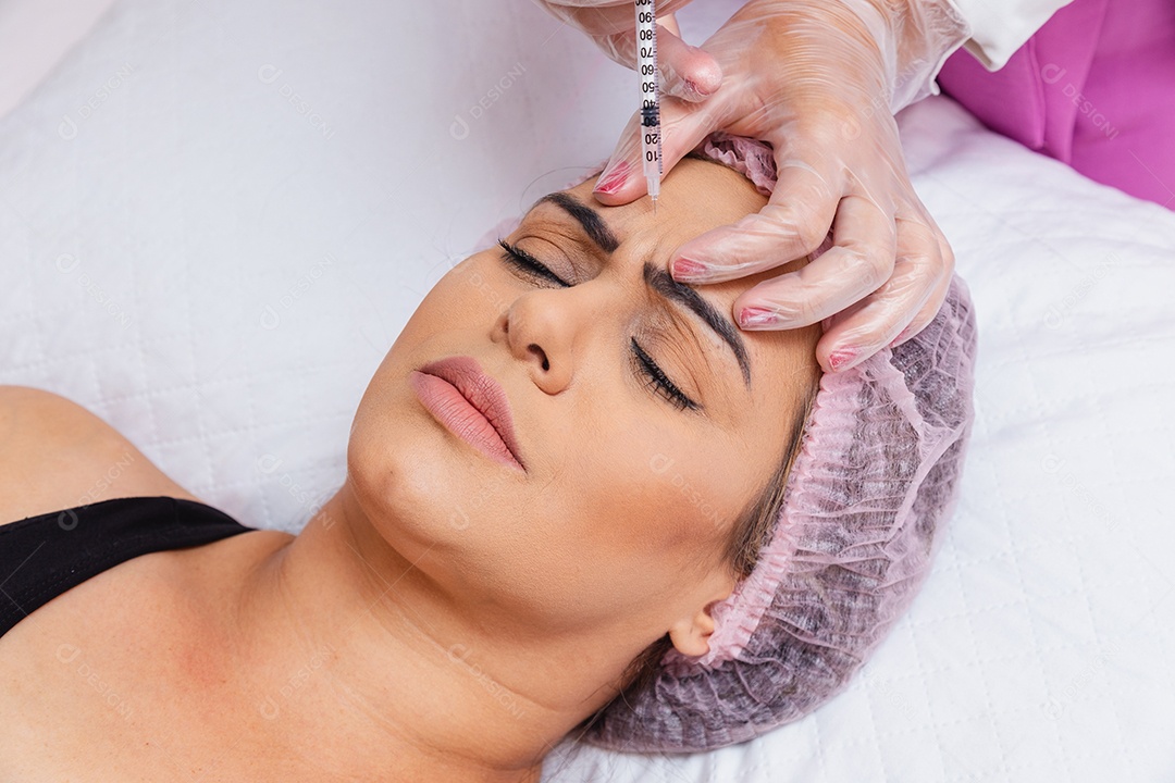 Aplicação de botox no paciente, prevenção de rugas, rejuvenescimento