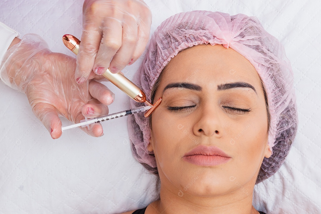 Aplicação de botox no paciente, prevenção de rugas, rejuvenescimento