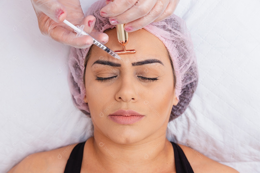 Aplicação de botox no paciente, prevenção de rugas, rejuvenescimento