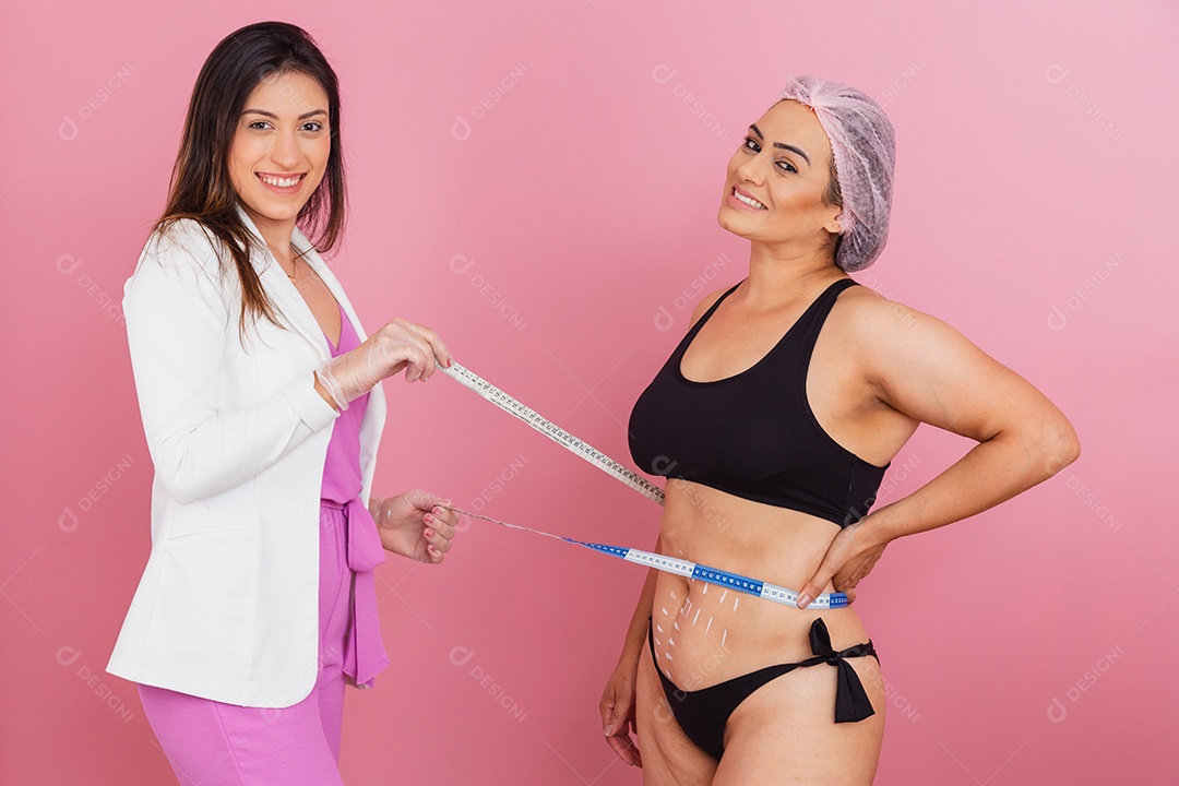 Paciente e esteticista realizando medições para procedimentos estéticos.