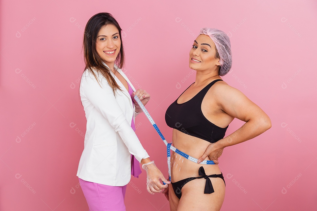 Paciente e esteticista realizando medições para procedimentos estéticos.