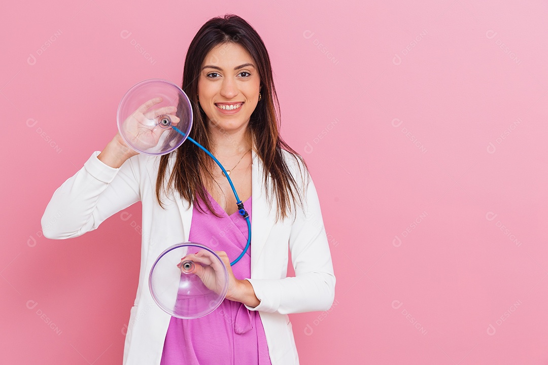 Linda mulher usando jaleco branco medica sobre fundo isolado rosa