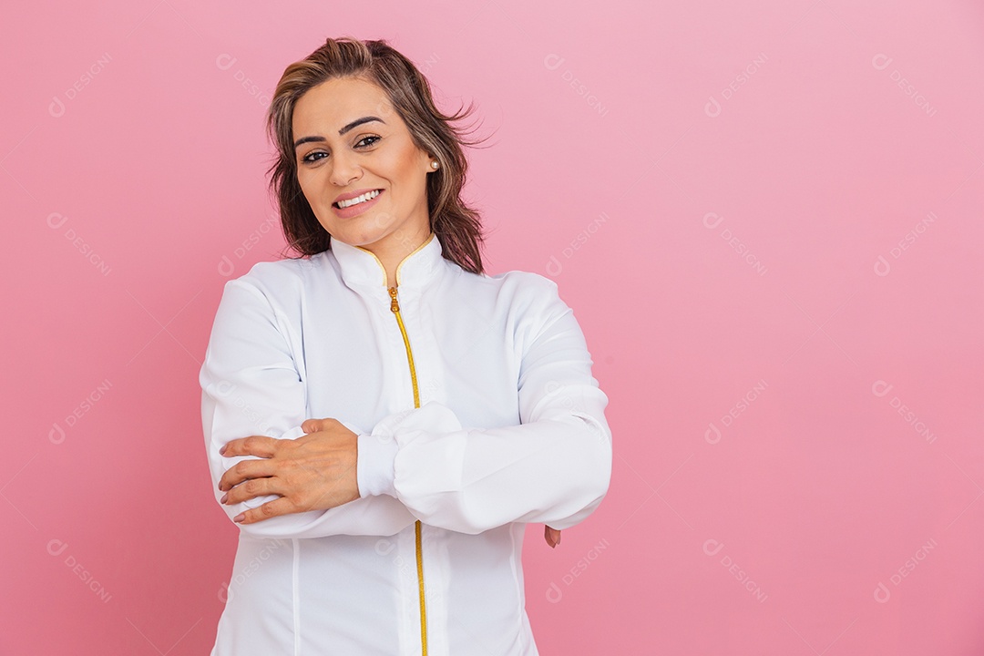 Linda mulher usando jaleco branco medica sobre fundo isolado rosa