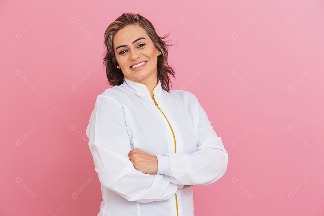 Linda mulher usando jaleco branco medica sobre fundo isolado rosa