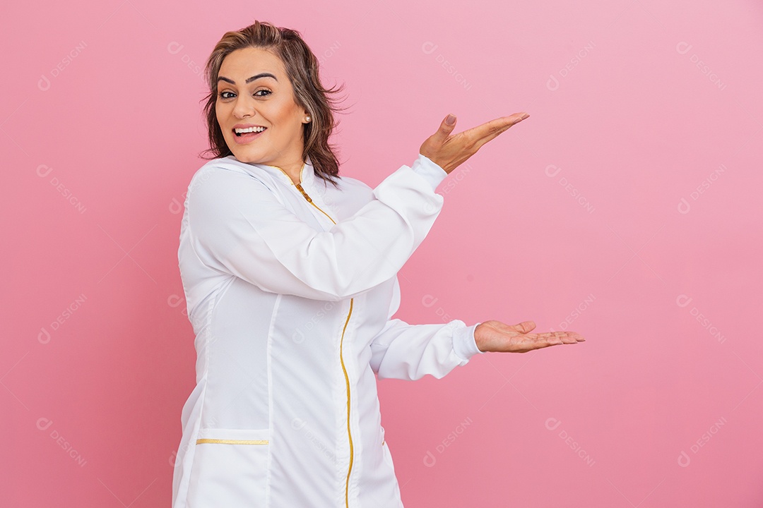 Linda mulher usando jaleco branco medica sobre fundo isolado rosa