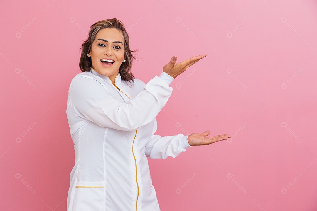 Linda mulher usando jaleco branco medica sobre fundo isolado rosa