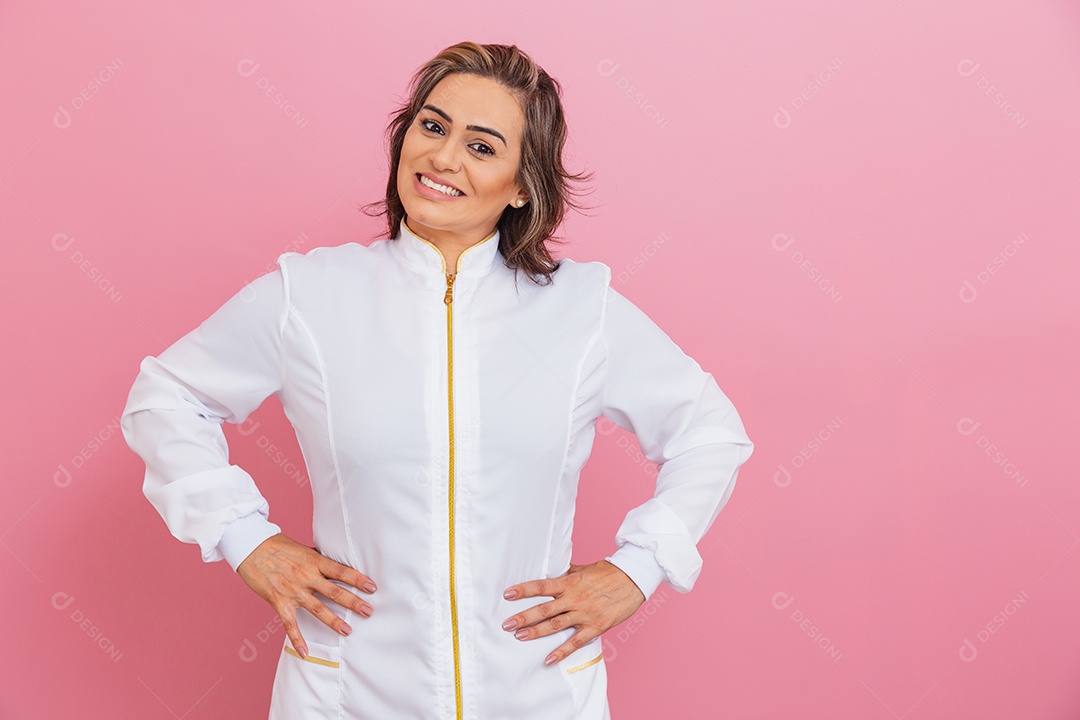 Linda mulher usando jaleco branco medica sobre fundo isolado rosa