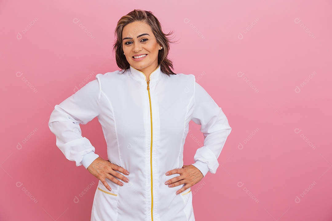 Linda mulher usando jaleco branco medica sobre fundo isolado rosa