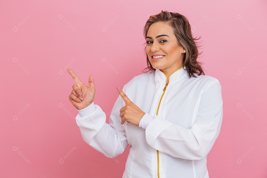 Linda mulher usando jaleco branco medica sobre fundo isolado rosa