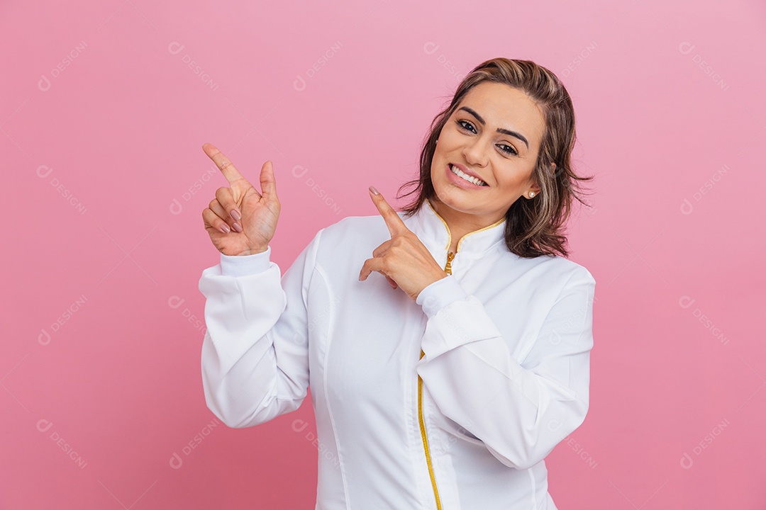 Linda mulher usando jaleco branco medica sobre fundo isolado rosa