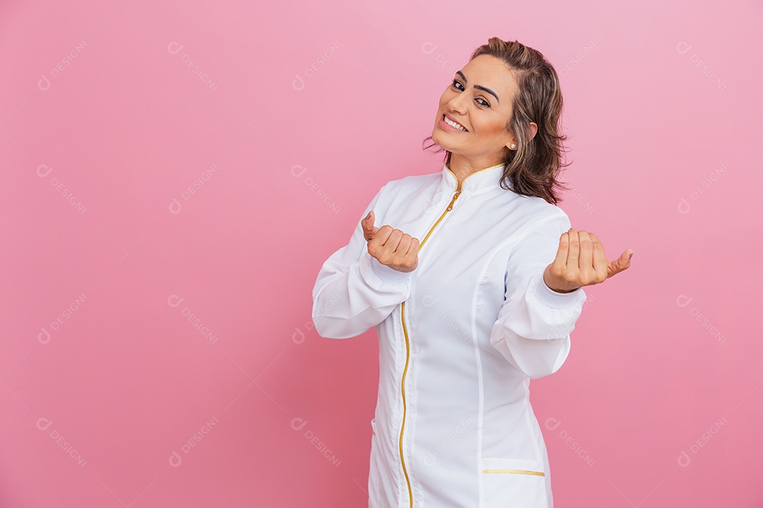 Linda mulher usando jaleco branco medica sobre fundo isolado rosa