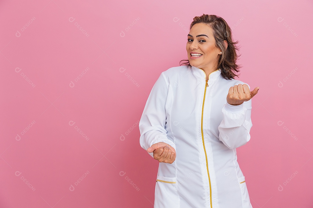 Linda mulher usando jaleco branco medica sobre fundo isolado rosa