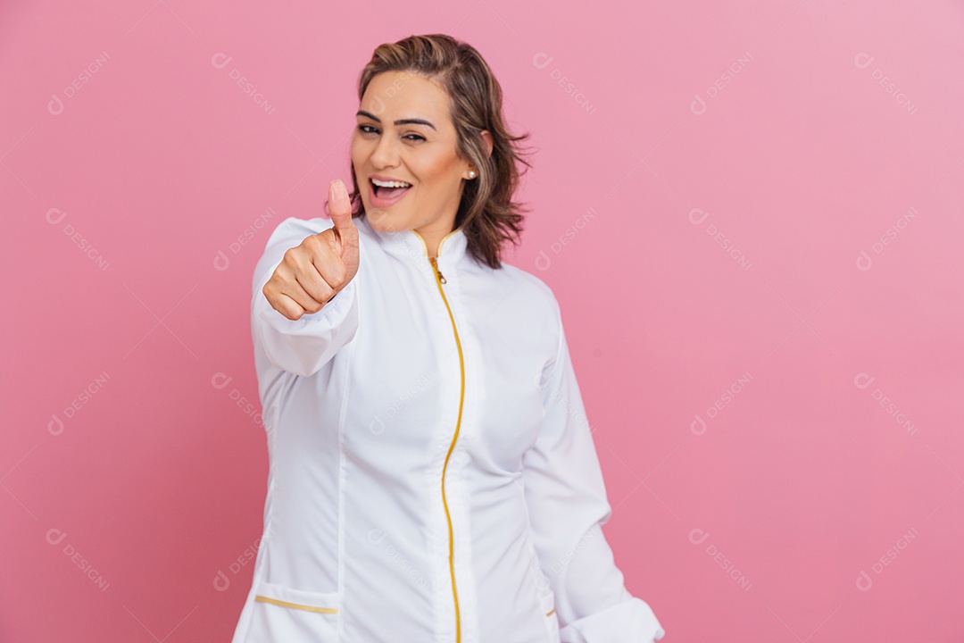 Linda mulher sorridente feliz usando jaleco branco medica sobre fundo isolado rosa