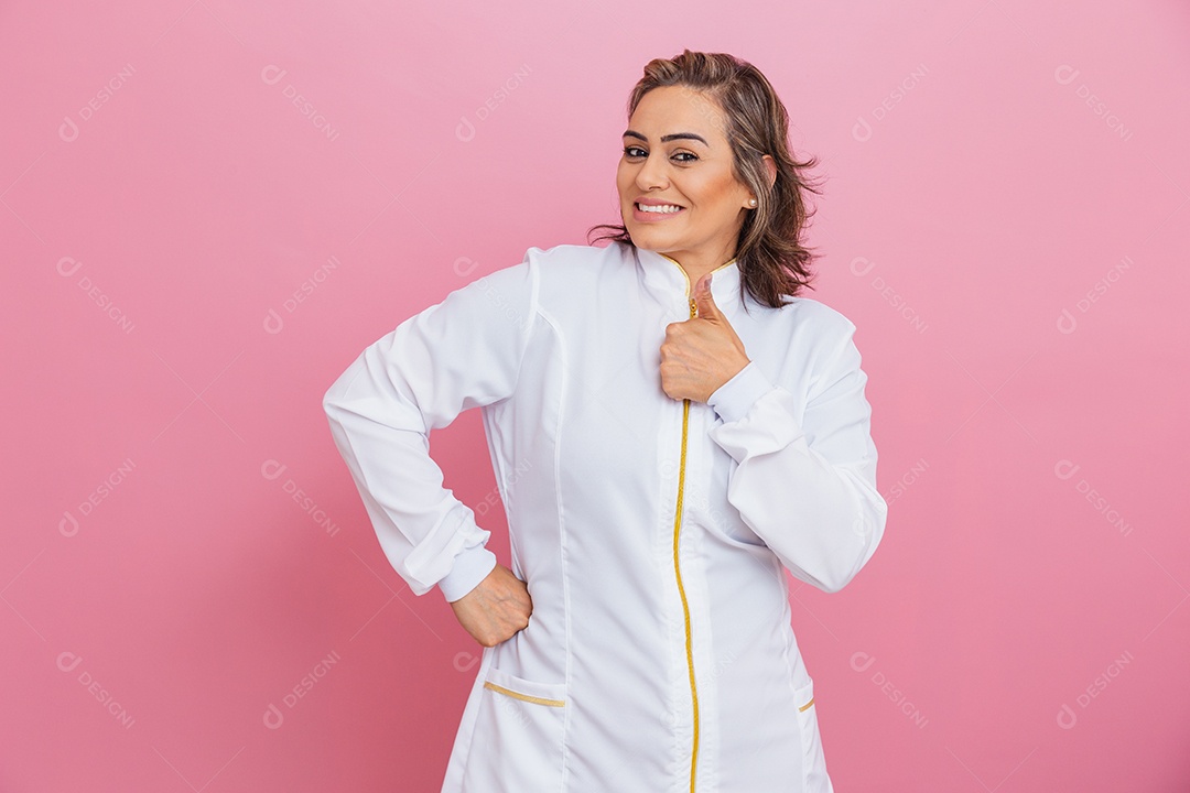 Linda mulher usando jaleco branco medica sobre fundo isolado rosa