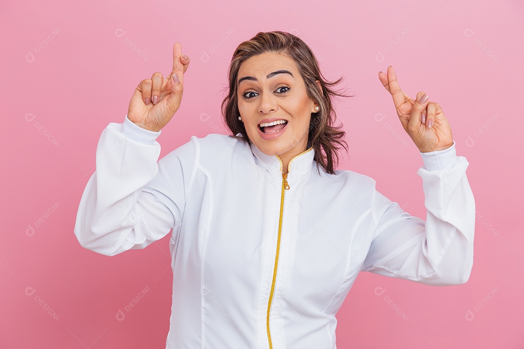 Linda mulher usando jaleco branco medica sobre fundo isolado rosa