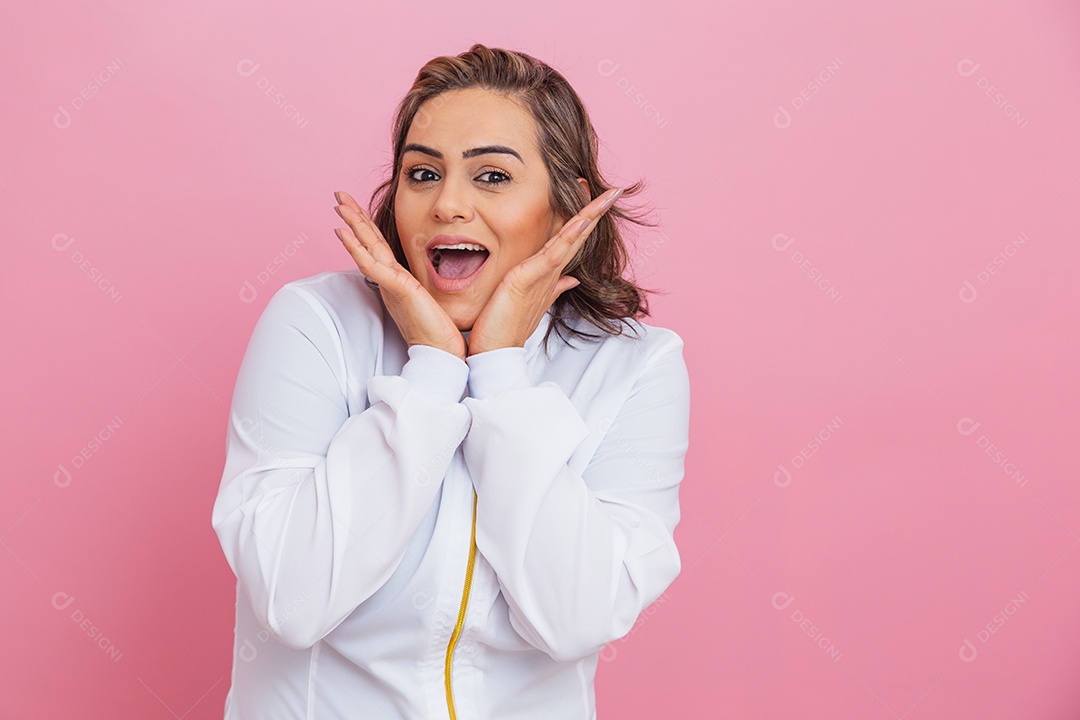Linda mulher usando jaleco branco medica sobre fundo isolado rosa