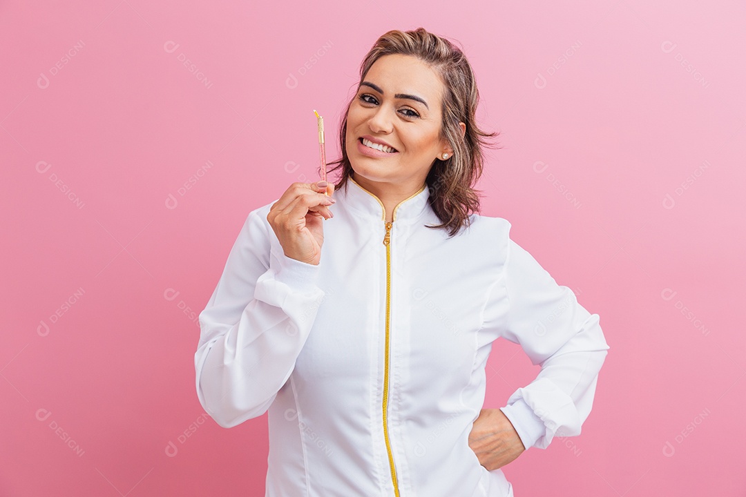 Linda mulher usando jaleco branco medica sobre fundo isolado rosa