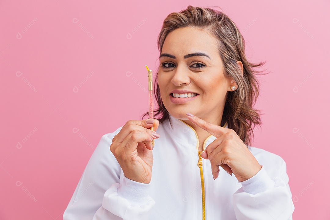 Linda mulher usando jaleco branco medica sobre fundo isolado rosa