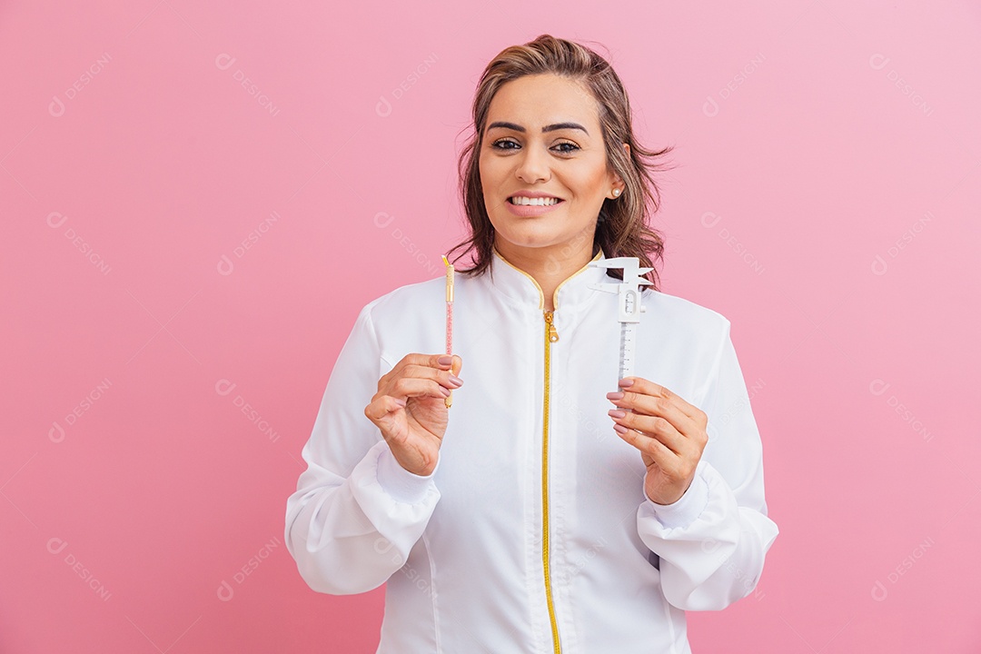 Linda mulher usando jaleco branco medica sobre fundo isolado rosa