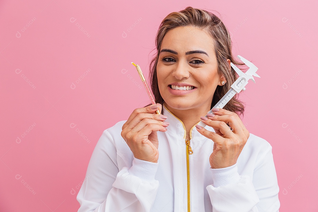 Linda mulher sorridente feliz usando jaleco branco medica sobre fundo isolado rosa