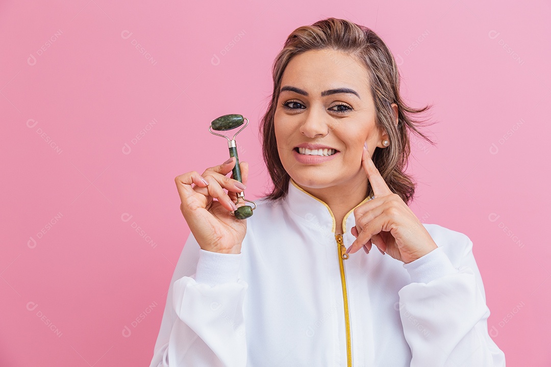 Linda mulher sorridente feliz usando jaleco branco medica sobre fundo isolado rosa