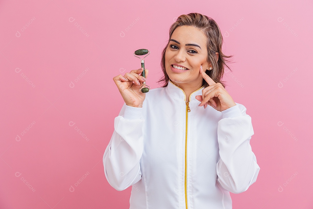 Linda mulher sorridente feliz usando jaleco branco medica sobre fundo isolado rosa