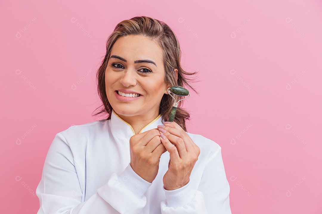 Linda mulher sorridente feliz usando jaleco branco medica sobre fundo isolado rosa