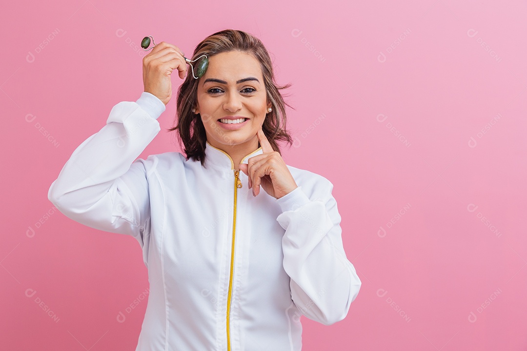 Linda mulher sorridente feliz usando jaleco branco medica sobre fundo isolado rosa