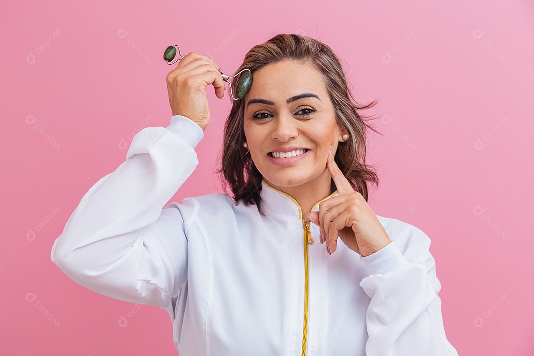 Linda mulher sorridente feliz usando jaleco branco medica sobre fundo isolado rosa