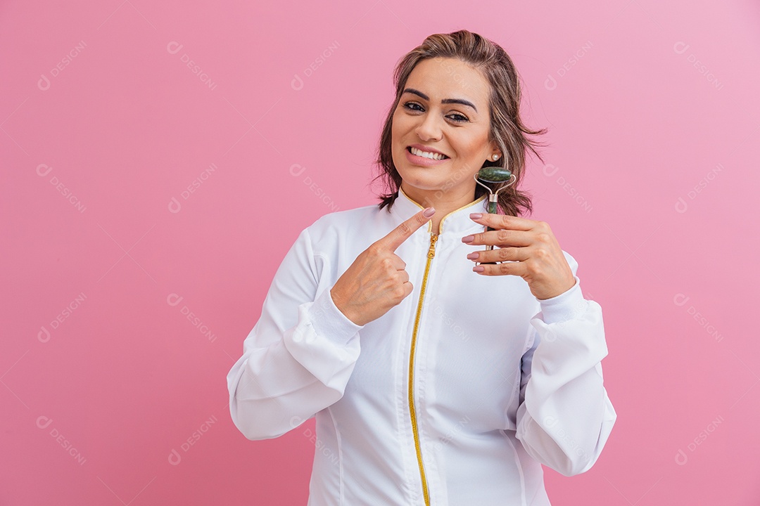 Linda mulher sorridente feliz usando jaleco branco medica sobre fundo isolado rosa