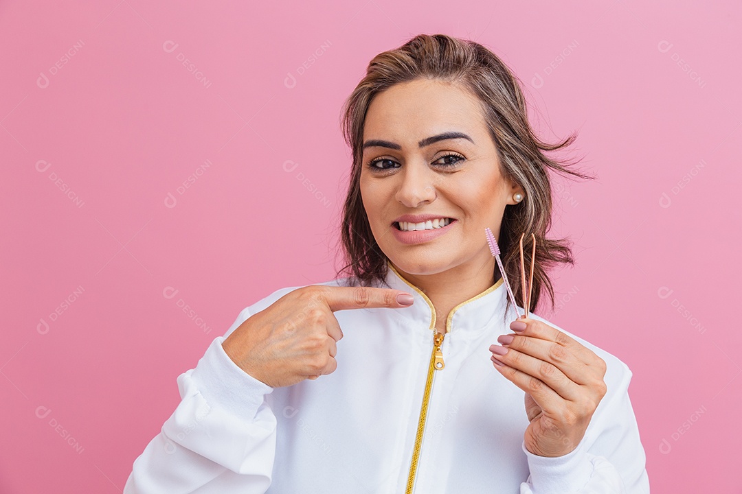 Linda mulher sorridente feliz usando jaleco branco medica sobre fundo isolado rosa