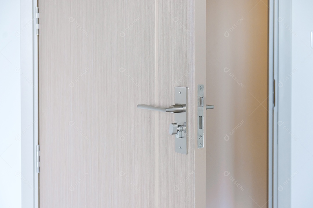 Maçaneta fechada da porta de madeira entre abrir ou fechar a porta