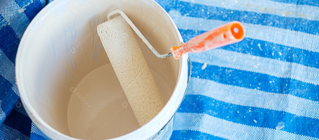 homem pintor com pincel de rolo de pintura pintando a parede. Renovação