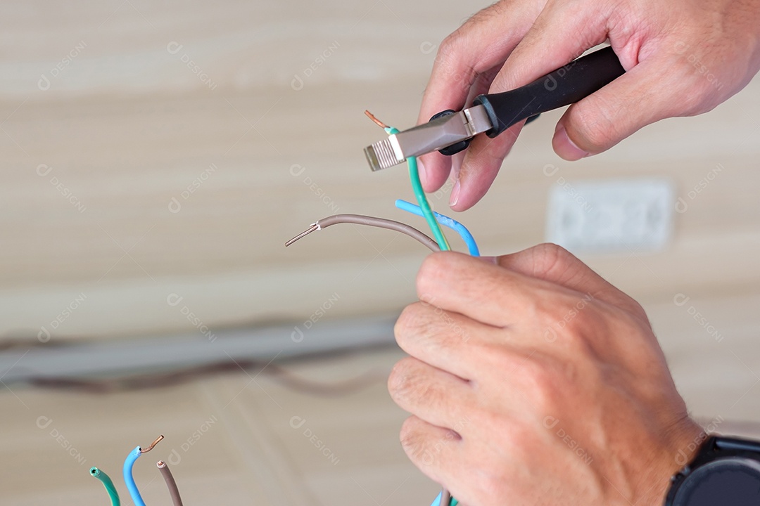 Eletricista corta fios elétricos com alicate, cabos de fiação